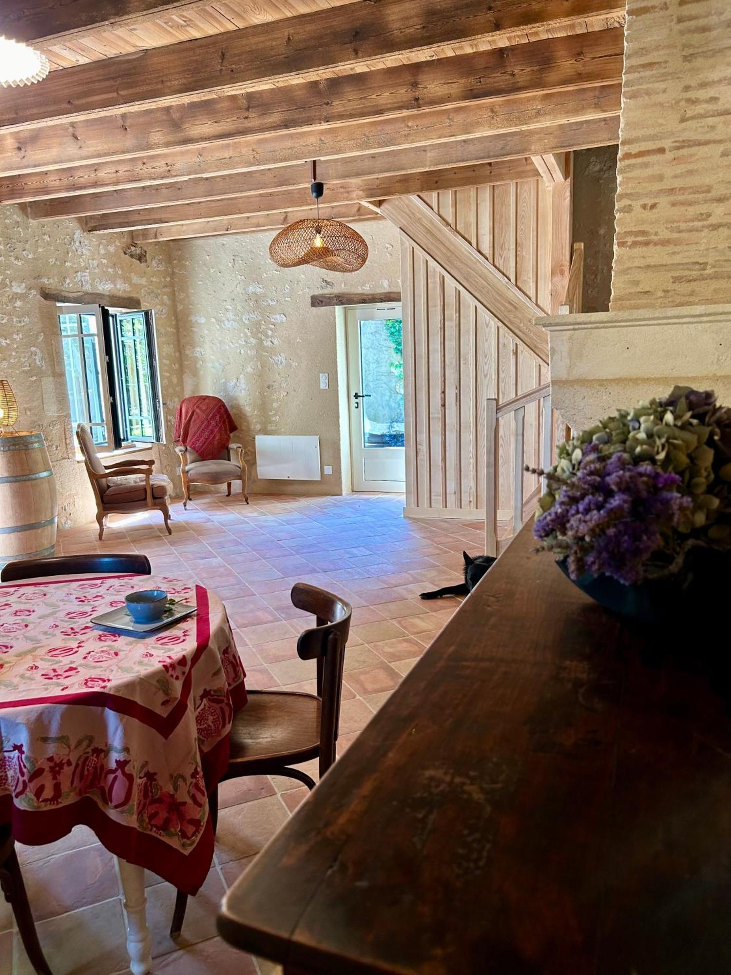 Hotel Entre-Vignes-Et-Bastides Montcaret Esterno foto