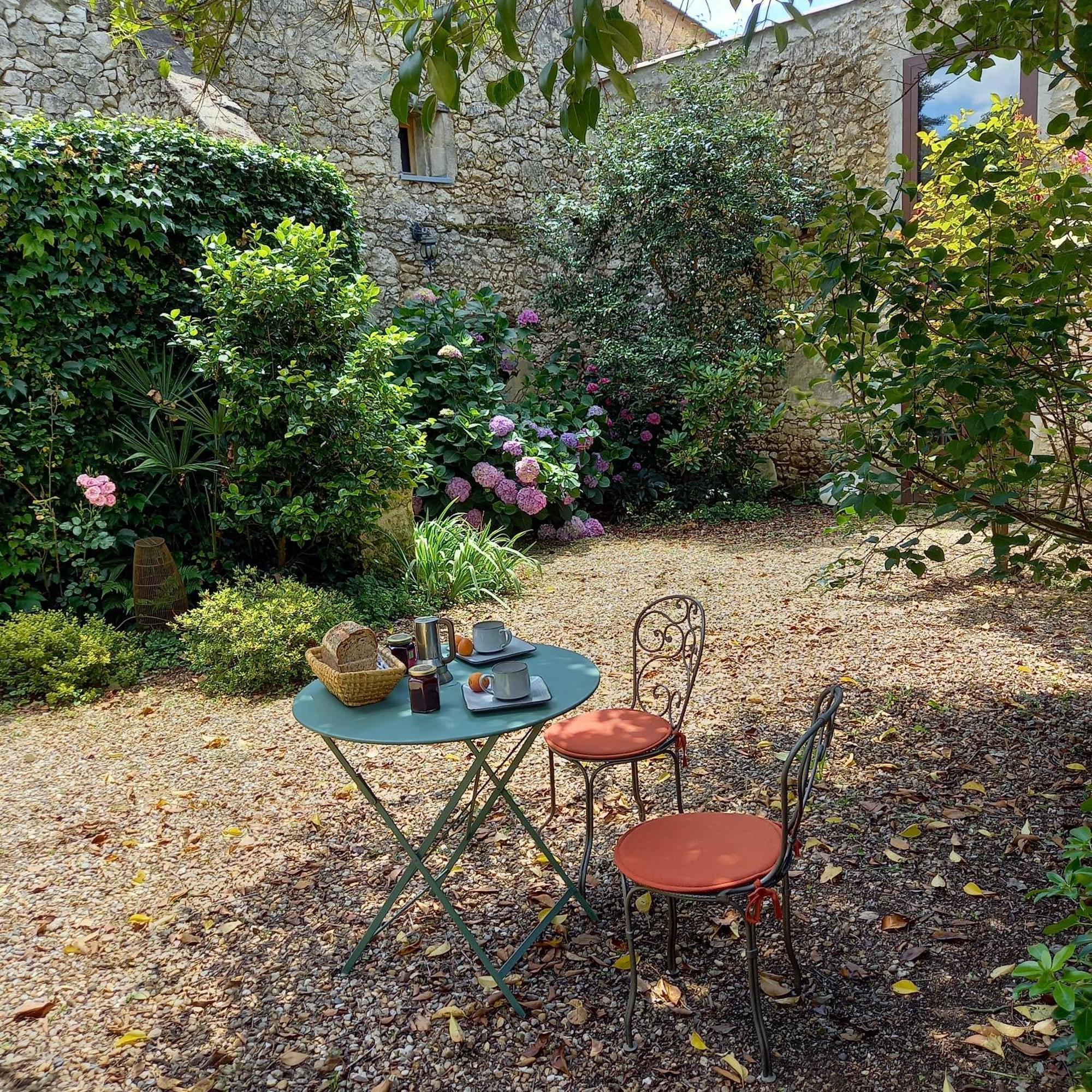 Hotel Entre-Vignes-Et-Bastides Montcaret Esterno foto